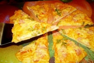 фото рецепта Пицца с колбасой и сыром