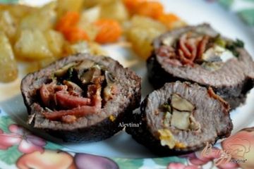 фото рецепта Говяжий рулет с грибами и беконом