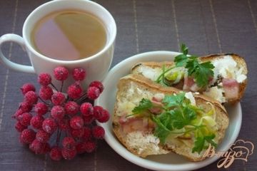 фото рецепта Тосты с пореем, фетой и беконом