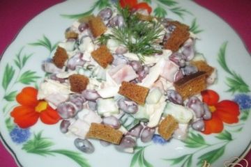 фото рецепта Салат с фасолью и сухариками