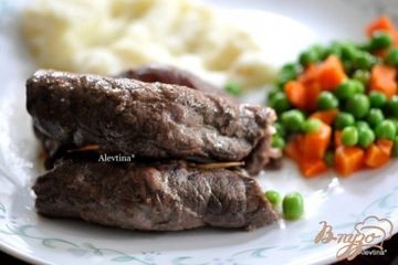 фото рецепта Мясные рулетики с орехами и вялеными помидорами