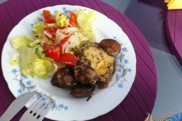 фото рецепта Медальоны из говядины, запеченные с шампиньонами и сыром
