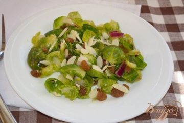 фото рецепта Салат с брюссельской капустой и изюмом