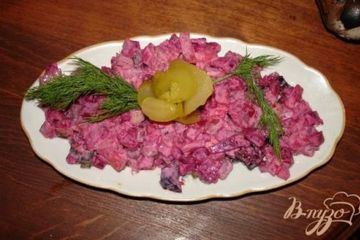 фото рецепта Салат из свеклы с черносливом, огурцом и луком