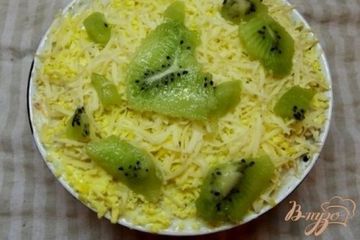 фото рецепта Мясной салат с киви