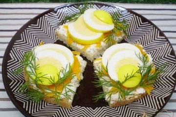 фото рецепта Канапе с двумя видами сыра и маринованными яйцами