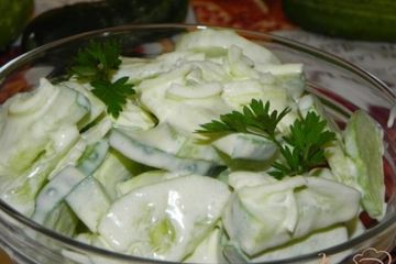 фото рецепта Огуречный салат с луком и сметаной