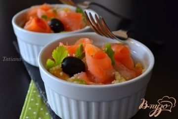 фото рецепта Салат с крупой , маслинами и копченой семгой