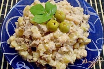 фото рецепта Салат печеночный с зелеными оливками