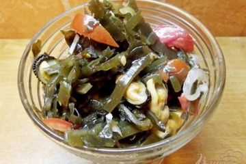 фото рецепта Салат из морской капусты с морепродуктами