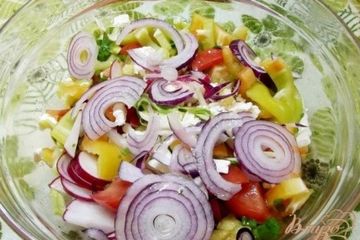 фото рецепта Салат с крымским луком и фетой