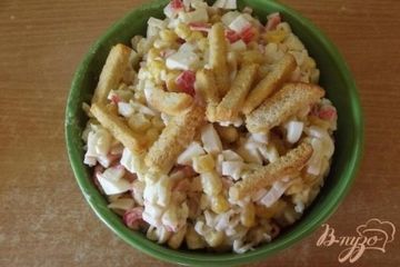 фото рецепта Крабовый салат с рисом и сухариками