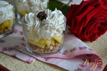 фото рецепта Кусочки ананаса со взбитыми сливками