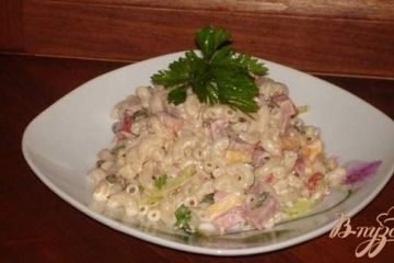 фото рецепта Горячий салат из макарон и ветчины