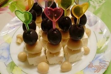 фото рецепта Канапе из сыра маринованного, грибов и оливок