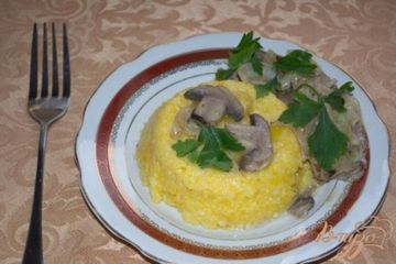 фото рецепта Кукурузная каша с грибным соусом