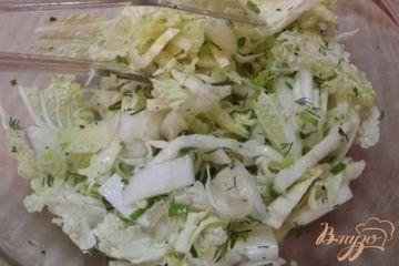 фото рецепта Салат с пекинской капустой и зеленым горошком