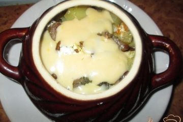 фото рецепта Картошка тушеная с грибами и курицей в горшочке
