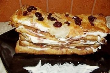 фото рецепта Слоеный торт Старый замок с вишней и творожным кремом