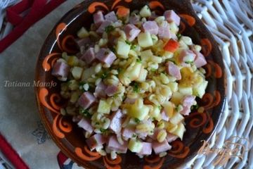 фото рецепта Салат с перловкой, яблоком и ветчиной