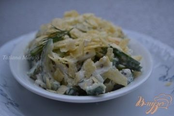 фото рецепта Огуречный салат с картофельными чипсами