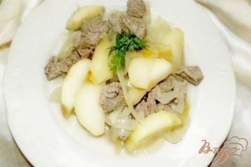 фото рецепта Мясо тушеное с яблоками в уксусе