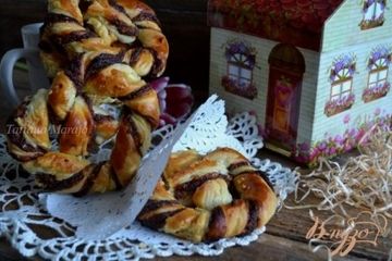 фото рецепта Брецель с шоколадом и орехами