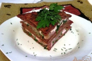фото рецепта Закусочный торт из свекольных блинчиков