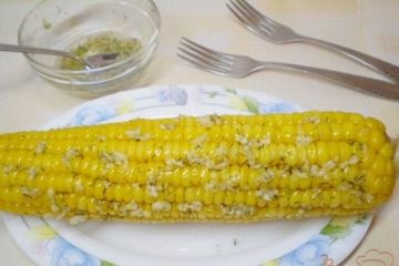 фото рецепта Отварная кукуруза с чесноком и зеленью