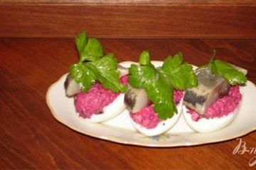 фото рецепта Яйца, фаршированные овощами и селедкой
