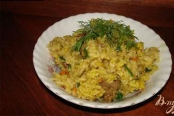 фото рецепта Мясо с гарниром из риса, с черносливом и черемшой
