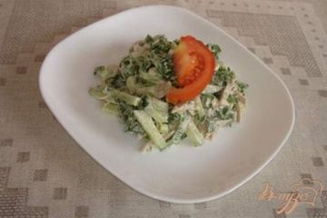 фото рецепта Овощной салат с черемшой и куриным мясом со сметаной