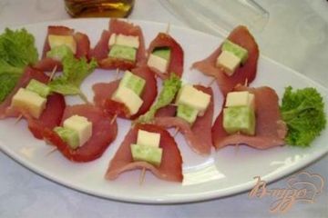фото рецепта Канапе из балычка с огурцом и сулугуни