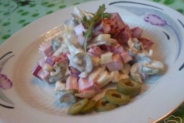 фото рецепта Салат с оливками и вареной колбасой