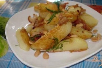 фото рецепта Молодой картофель с курицей, беконом и соленым арахисом