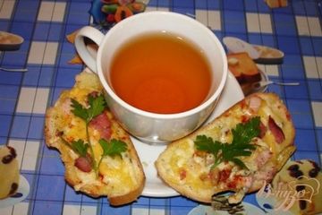 фото рецепта Ароматные горячие гренки с сыром и копченым беконом