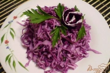 фото рецепта Салат из краснокочанной капусты