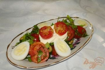 фото рецепта Сочный салат с помидорами черри, яйцами и оливками