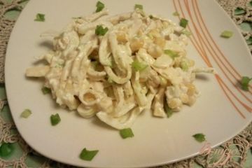 фото рецепта Куриный салат с омлетом и кукурузой
