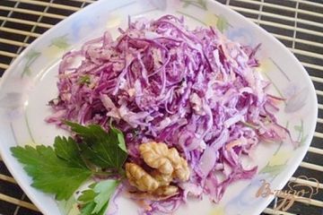 фото рецепта Салат из капусты с редькой и яблоком