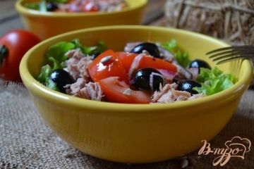 фото рецепта Салат с томатами и тунцом