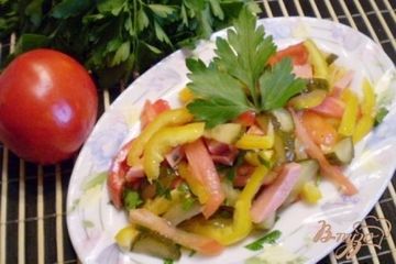 фото рецепта Салат овощной с колбасой молочной подкопченной