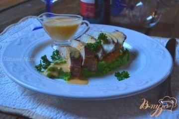 фото рецепта Куриные грудки с пюре из брокколи и соусом из тыквы