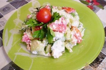 фото рецепта Овощной салат с творогом и сметаной