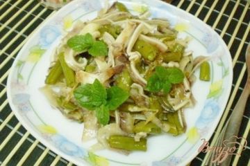 фото рецепта Салат из стручковой фасоли и свиных ушей