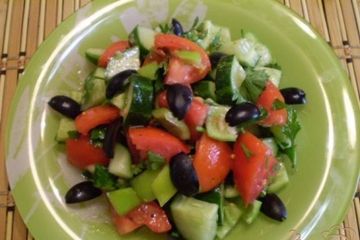 фото рецепта Овощной салат с чесноком и оливками