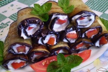 фото рецепта Баклажановые рулетики с сыром и помидором