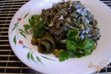фото рецепта Салат из морской капусты, лука и горошка