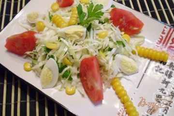 фото рецепта Легкий овощной салат с кукурузой и перепелиными яйцами