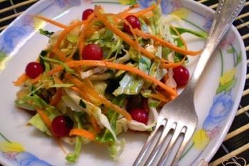 фото рецепта Салат из капусты молодой, моркови и калины